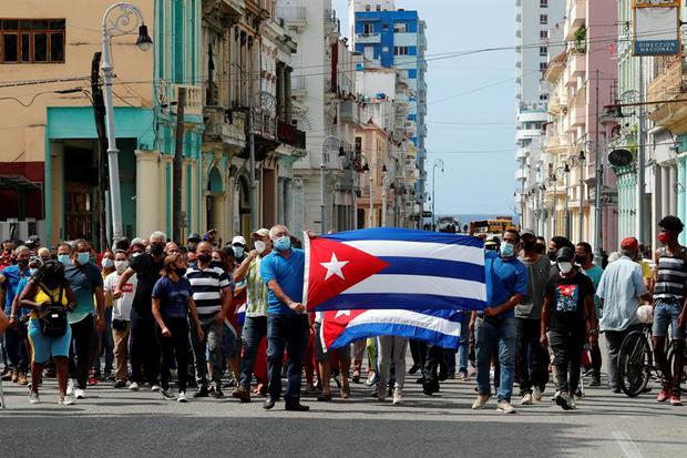 La población cubana marchó este domingo. El presidente Díaz-Canel instó a sus partidarios a salir a las calles listos para el "combate", como respuesta a las protestas .