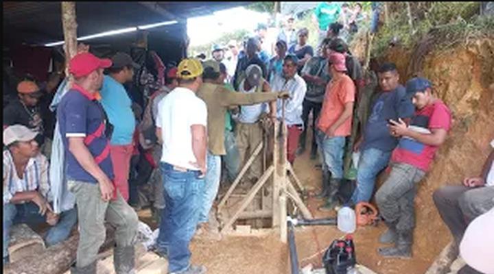 Rescatan con vida a minero soterrado en una mina de Chontales