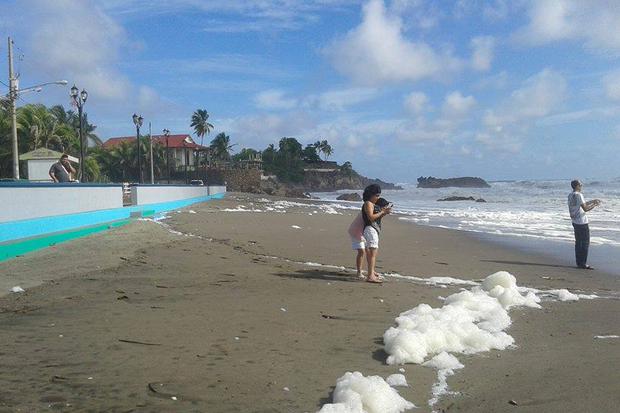 Espuma marina en zona costera de Poneloya y Las Peñitas