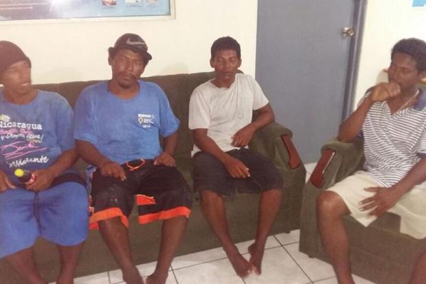 Rescatan con vida a pescadores que naufragaron en velero en el Caribe Norte