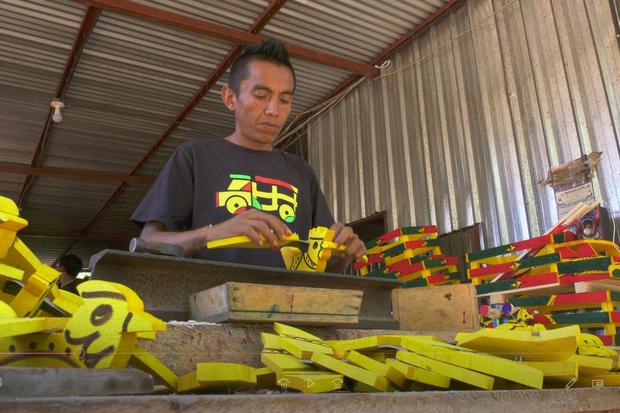 En Pacayita, Masaya, la madera cobra vida en hermosos y coloridos juguetes