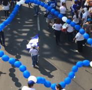Rosario hecho con globos, visto durante la masiva peregrinación por la paz en Nicaragua. Foto: Héctor Rosales.