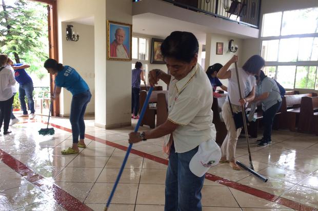 Voluntarios limpian la Iglesia Jesús de la Divina Misericordia, tras el ataque registrado la tarde y noche del viernes y la madrugada del sábado. Foto: Walkiria Chavarría.