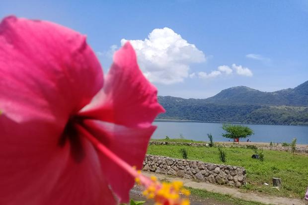 Sus cálidas aguas han estado calmas en los últimos meses y son pocos quienes han llegado a refrescarse en ellas. Pero ahí está siempre, presumiendo de leyendas e historias. Así es Xiloá.