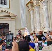 De acuerdo con la programación contemplada al patronazgo, la venerada imagen salió a las 5:00 p.m. del Santuario de Nuestra Señora de la Merced