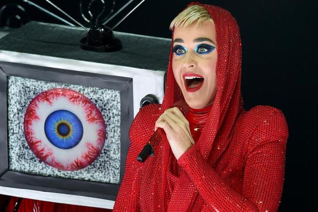 Katy Perry golpea accidentalmente a una de sus fans