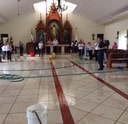 Voluntarios limpian la Iglesia Jesús de la Divina Misericordia, tras el ataque registrado la tarde y noche del viernes y la madrugada del sábado. Foto: Walkiria Chavarría.