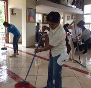 Voluntarios limpian la Iglesia Jesús de la Divina Misericordia, tras el ataque registrado la tarde y noche del viernes y la madrugada del sábado. Foto: Walkiria Chavarría.