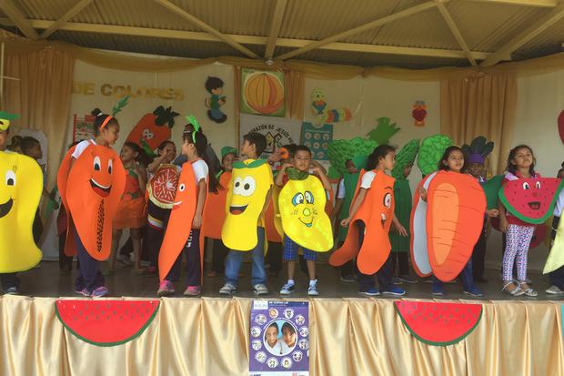 Niños y niñas del colegio Corazón de Jesús, realizando una presentación en la feria alimentaria.