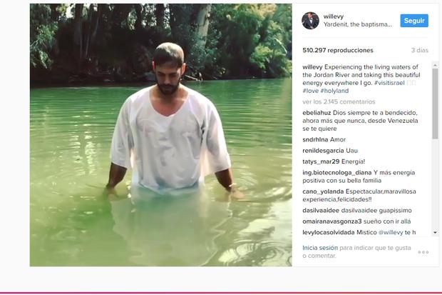 William Levy se bautizó en el río Jordán, Israel