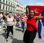 La población cubana marchó este domingo. El presidente Díaz-Canel instó a sus partidarios a salir a las calles listos para el "combate", como respuesta a las protestas .