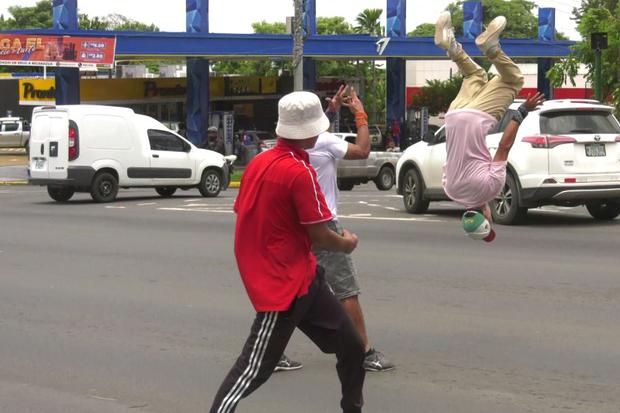 Jóvenes se ganan la vida bailando al ritmo de breakdance en los semáforos de Managua