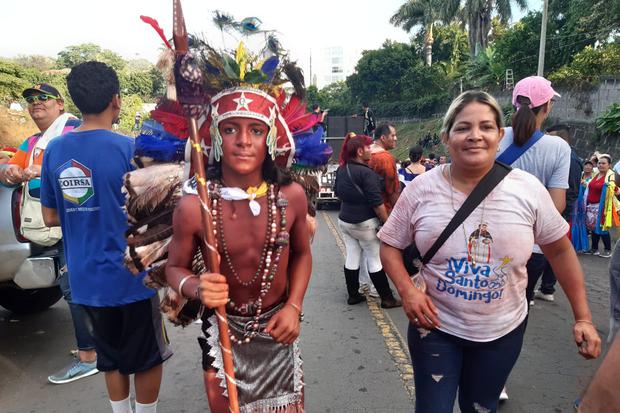 Cientos de promesantes acompañan la imagen de Santo Domingo este primero de agosto hacia su morada en Managua, en la parroquia Santo Domingo.