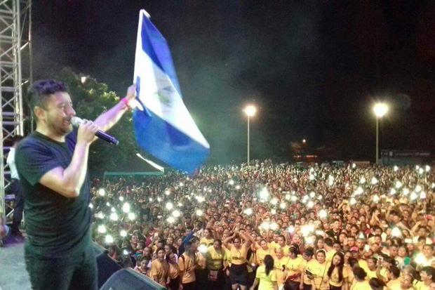 Miles se congregaron en León para una noche de alabanza