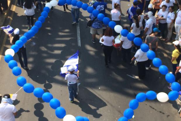 Rosario hecho con globos, visto durante la masiva peregrinación por la paz en Nicaragua. Foto: Héctor Rosales.