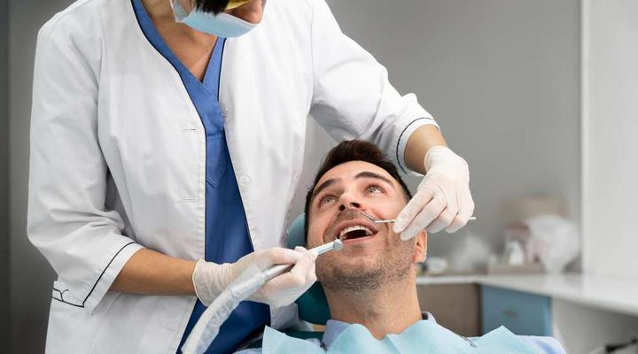 Implantes o prótesis dentales: ¿qué te conviene?