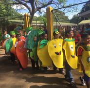 Niños y niñas del colegio Corazón de Jesús, haciendo fila para de presentarse en el acto de la feria alimentaria.