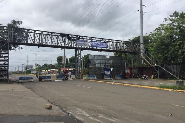 Paso cerrado en el kilómetro 13 de la carretera a Masaya, vía que conduce hacia la entrada al municipio de Ticuantepe. Foto: Margin Pozo.