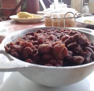 Güirilas El Tata también te ofrece frijoles a la leña. Foto: Héctor Rosales