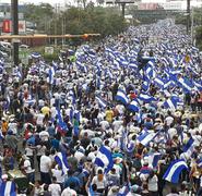 Marcha Azul y Blanco en el sector de Plaza El Sol. Foto: Elizabeth Reyes