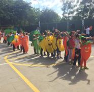 Niños y niñas del colegio Corazón de Jesús, avanzando para presentarse en el acto deferia alimentaria