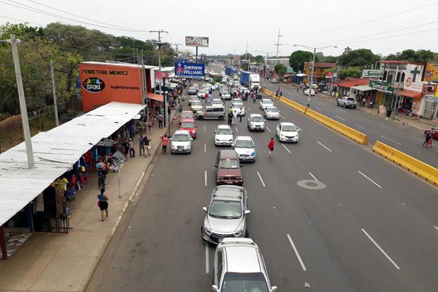 Taxistas en paro en el sector del mercado Roberto Huembes. Foto: Michelle Polanco.