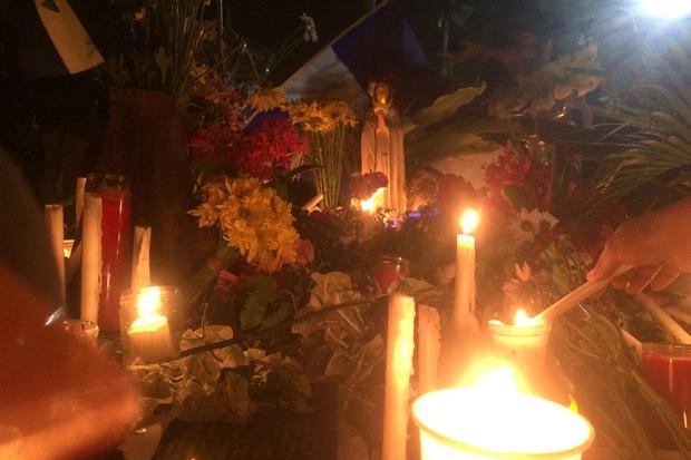 Flores y velas en honor a los jóvenes fallecidos.