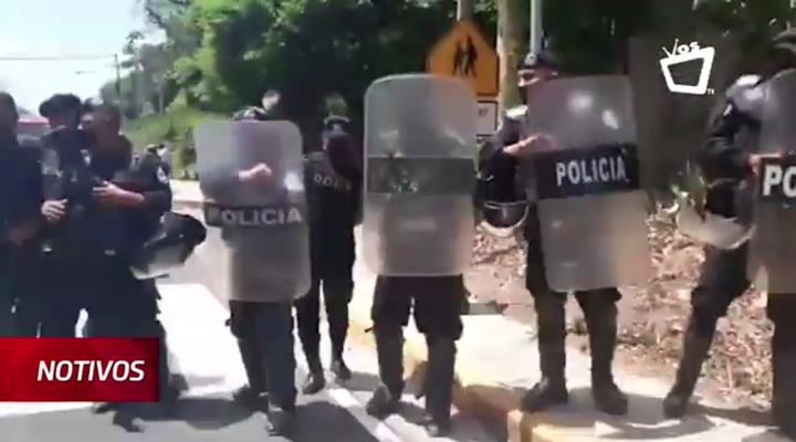 Policía Nacional agrede a periodistas que dan cobertura al allanamiento de Chamorro