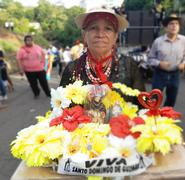 Fiel devota muestra su réplica de la imagen de Santo Domingo de Guzman este primero de agosto de 2019, en el recorrido de la imagen hacia su parroquia en Managua.