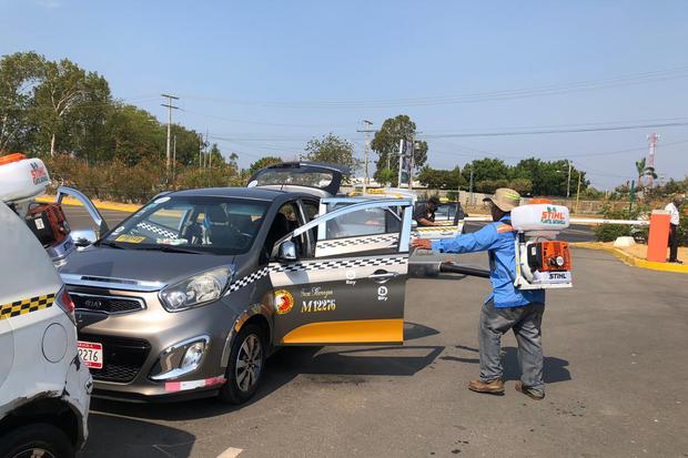 Taxistas desinfectan sus vehículos para protegerse del coronavirus