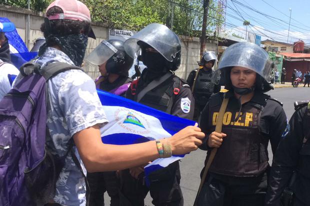 En el sector del antiguo Hospital Militar, decenas de agentes antidisturbios de la Policía Nacional les impidieron el paso a los manifestante.