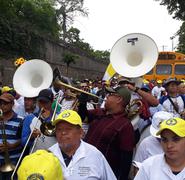 Fieles devotos de Santo Domingo de Guzmán acompañan a la imagen en su recorrido. Foto: Elizabeth Reyes.