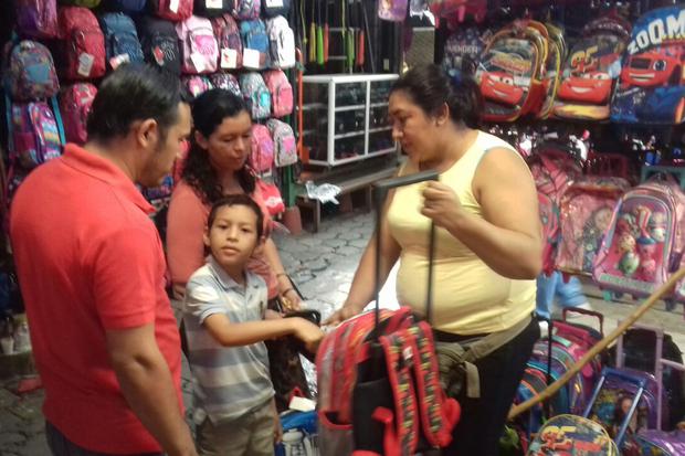 Los padres de familia ya visitan los mercados de Managua para elaborar su prepuesto y comprar útiles escolares para sus hijos.
