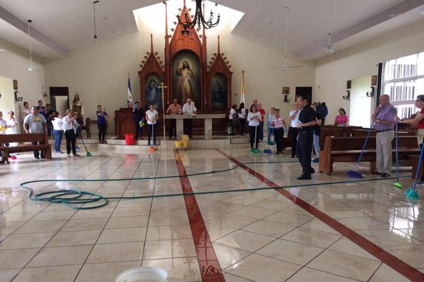 Voluntarios limpian la Iglesia Jesús de la Divina Misericordia, tras el ataque registrado la tarde y noche del viernes y la madrugada del sábado. Foto: Walkiria Chavarría.