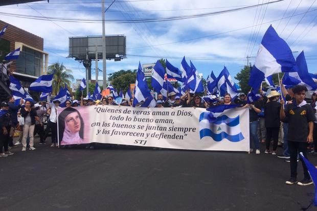 A la marcha de las Madres de Abril se han unido la empresa privada, movimientos universitrarios Foto: Walkiria Chavarría.