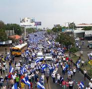 Marcha Azul y Blanco en el sector de la Universidad Evangélica Nicaragüense. Foto: Elizabeth Reyes