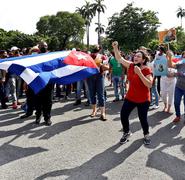 La población cubana marchó este domingo. El presidente Díaz-Canel instó a sus partidarios a salir a las calles listos para el "combate", como respuesta a las protestas .