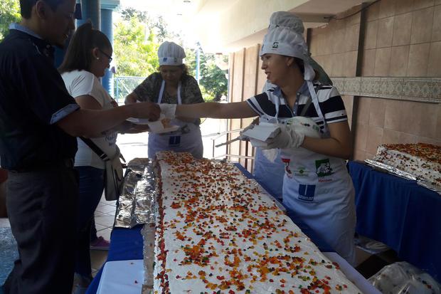 La Panadería Shick celebró el cuarto aniversario de haber obtenido el World's Record Guinness por el pastel de frut.as más largo del mundo