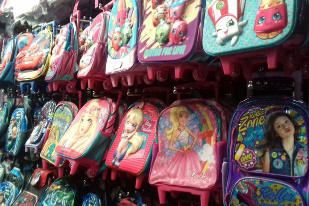 En los mercados de Managua ya cuentan con variedad de mochilas para los más pequeños.
