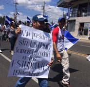 En el sector del antiguo Hospital Militar, decenas de agentes antidisturbios de la Policía Nacional les impidieron el paso a los manifestante.