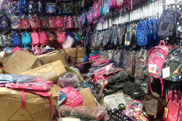 Útiles escolares en mercados de Managua