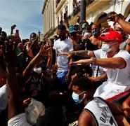 La población cubana marchó este domingo. El presidente Díaz-Canel instó a sus partidarios a salir a las calles listos para el "combate", como respuesta a las protestas .