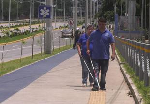 Personas ciegas solicitan ampliar las líneas podotáctiles en la nueva pista