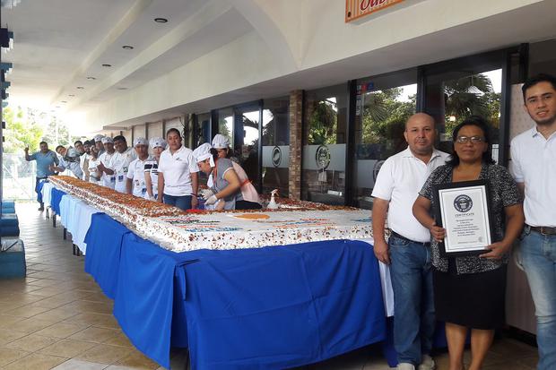 Norma Martínez, propietaria de Panadería Shick sostuvo que les tomó tres días elaborar este gigantesco pastel