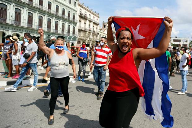 La población cubana marchó este domingo. El presidente Díaz-Canel instó a sus partidarios a salir a las calles listos para el "combate", como respuesta a las protestas .