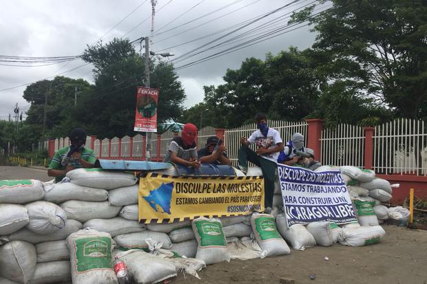 Paso cerrado en el kilómetro 13 de la carretera a Masaya, vía que conduce hacia la entrada al municipio de Ticuantepe. Foto: Margin Pozo.