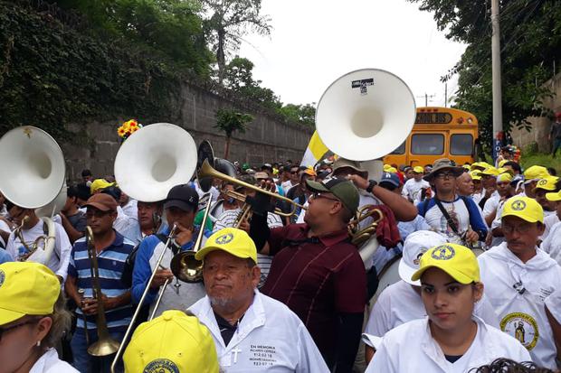 Fieles devotos de Santo Domingo de Guzmán acompañan a la imagen en su recorrido. Foto: Elizabeth Reyes.