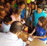 Los niños recibieron muchos regalos en esta mañana llena de alegría.