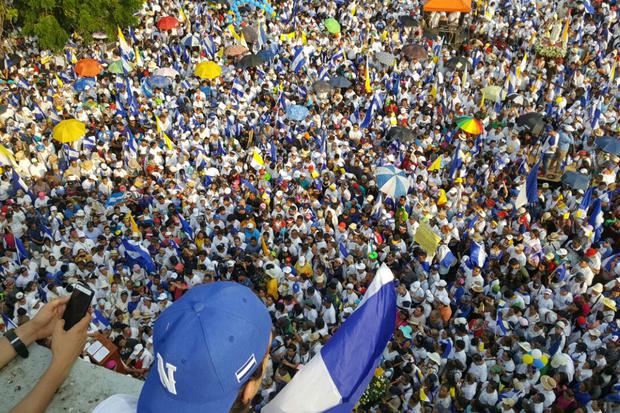 Multitudinaria concentración de nicaragüenses en Catedral de Managua. Foto: Jimmy Romero