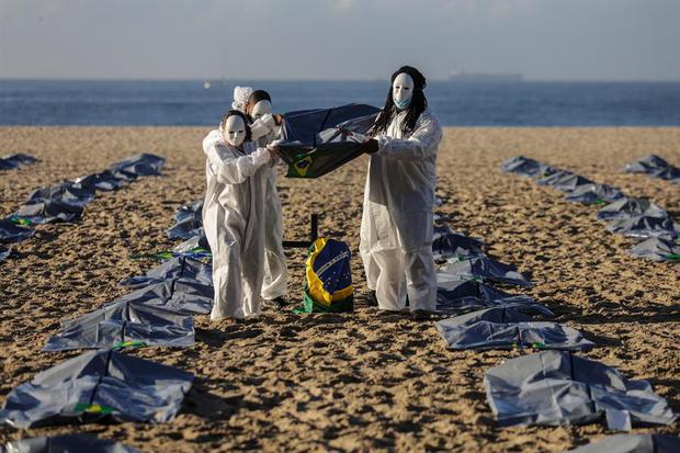 Copacabana se tiñe de luto en memoria a los muertos de covid en Brasil
